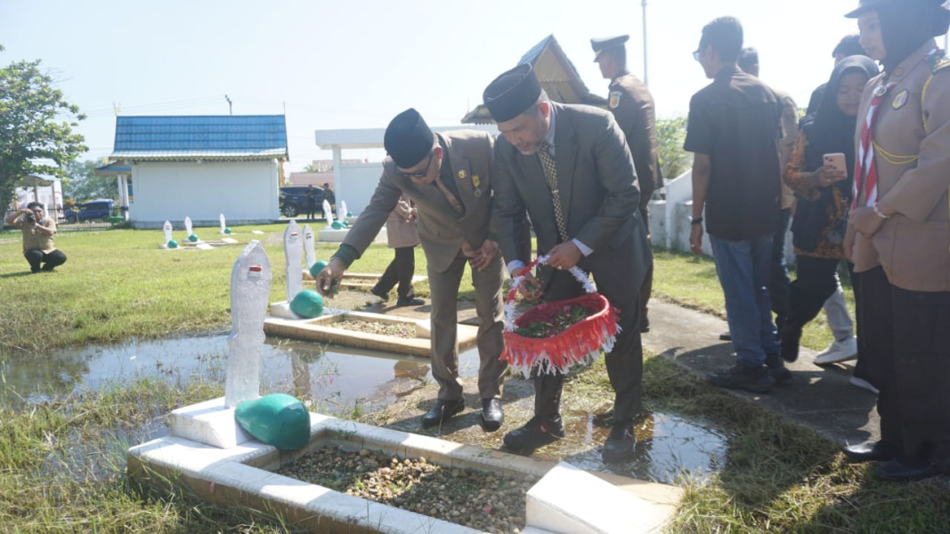 Pemkab Inhil Gelar Tabur Bunga di Makam Pahlawan Yudha Bhakti
