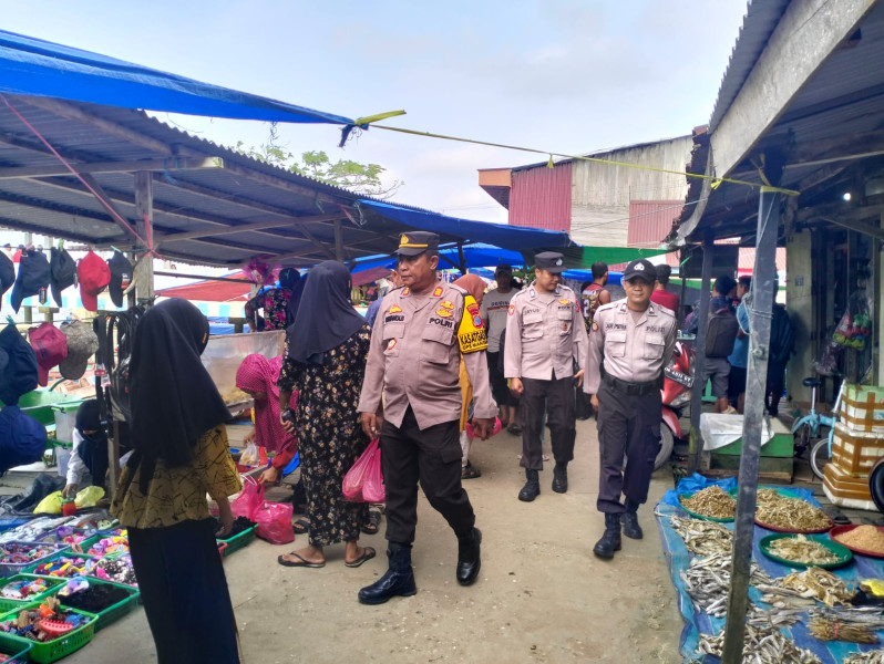 Pastikan Keamanan Tetap Kondusif, Kapolsek Kuindra Sambangi Pasar Mingguan