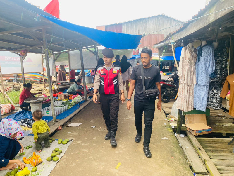 Antisipasi Gangguan Kamtibmas, Personel Polsek Kuindra Sambangi Pasar Sapat