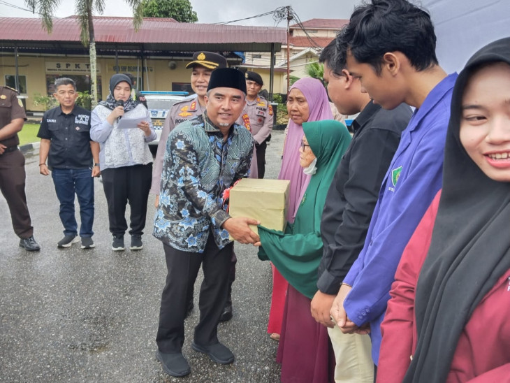 Polres Kampar Salurkan Bantuan dalam Baksos Polri Presisi