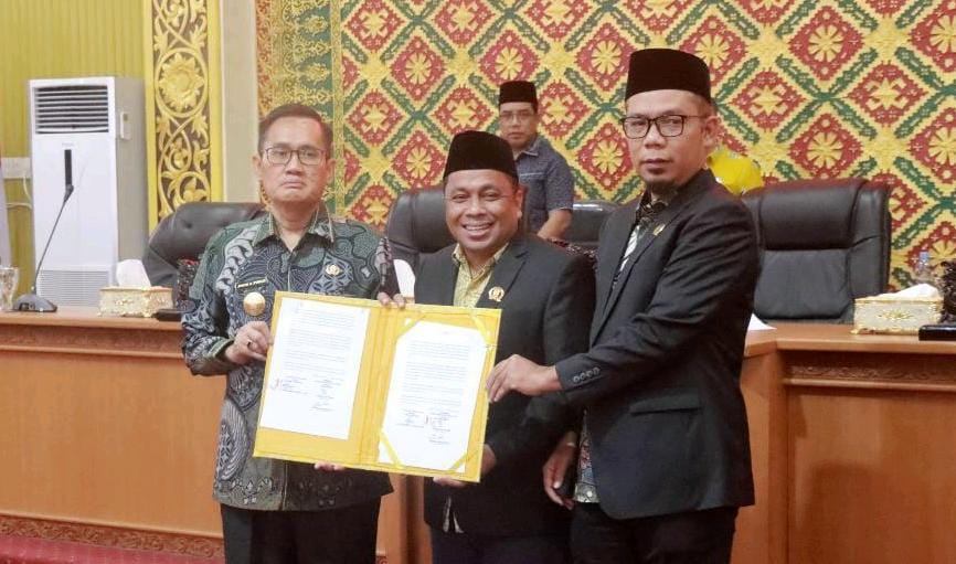 Bersama Pimpinan DPRD, Pjs Bupati Pelalawan  Tandatangani Nota KUPA dan PPAS-APBD P 2024