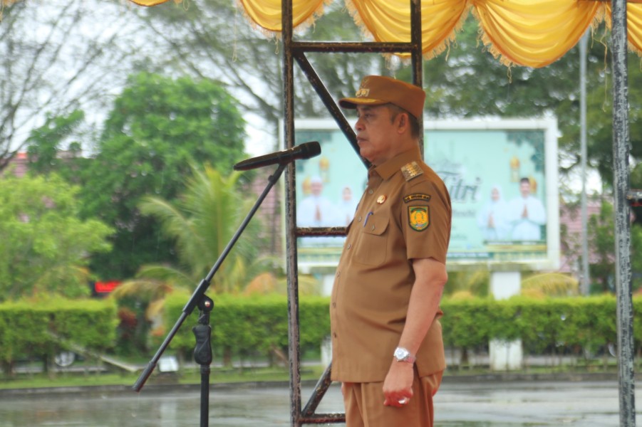 Hari Pertama Masuk Kerja, Bupati Inhil Pimpin Apel Gabungan