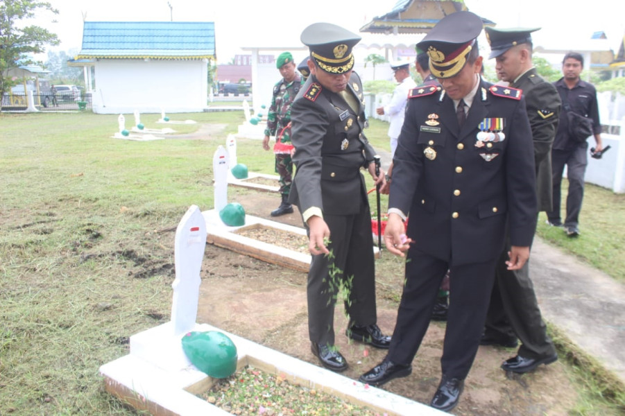 HUT TNI ke 78, Kodim 0314/Inhil Ziarah Makam Pahlawan Yudha Bhakti