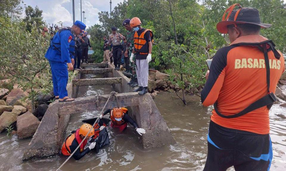 Tim SAR Gabungan Evakuasi Jasad laki-laki yang Mengapung di Pelabuhan Pelindo Dumai