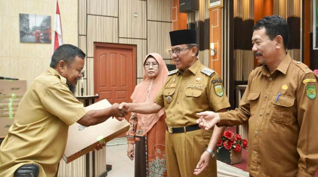 Majukan Kualitas Pendidikan, Bupati Inhil Serahkan SK SMP Negeri Reguler