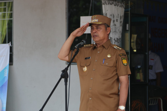 Pj. Bupati Inhil Herman Jadi Pembina Upacara Gabungan Di SMAN 1 Tembilahan Hulu